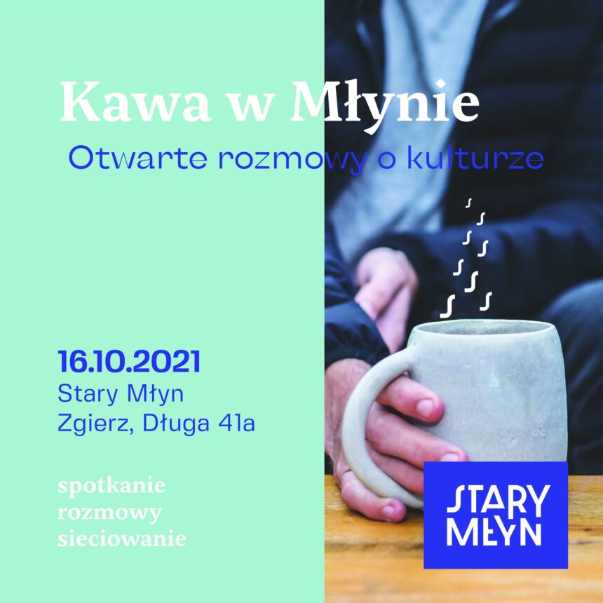 Zdjęcie promujące wydarzenie o nazwie „Kawa w Młynie” z tekstem „Otwarte rozmowy o kulturze”. Wydarzenie odbędzie się 16 października 2021 roku w Starym Młynie w Zgierzu. Zdjęcie przedstawia osobę trzymającą na drewnianym stole parujący kubek kawy.