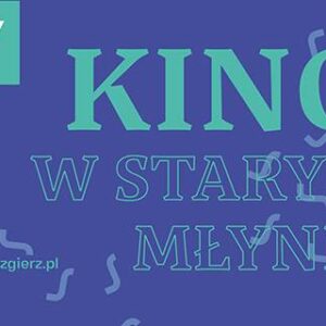 Niebieski plakat z zielonym napisem „Kino w Starym Młynie” pośrodku. W lewym górnym rogu logo "Stary Młyn". Strona internetowa "starymlynzgierz.pl" znajduje się w lewym dolnym rogu. W tle znajdują się rozproszone, jasnoniebieskie faliste linie.